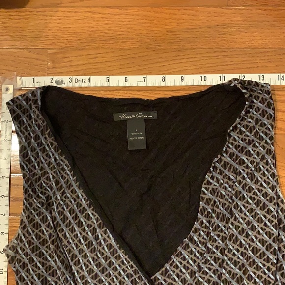 Abstract geometric design, Cross-chest neck line, sleeveless top - Picture 4 of 7